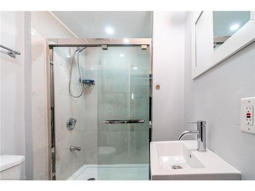 10 Sunrise Crescent, London, ON - Indoor Photo Showing Bathroom