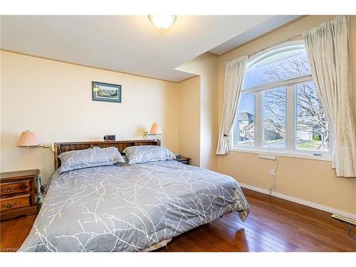 8 Primrose Drive, Tillsonburg, ON - Indoor Photo Showing Bedroom