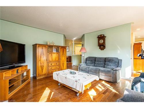 8 Primrose Drive, Tillsonburg, ON - Indoor Photo Showing Living Room