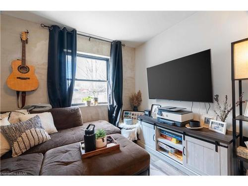 726 Elias Street, London, ON - Indoor Photo Showing Living Room