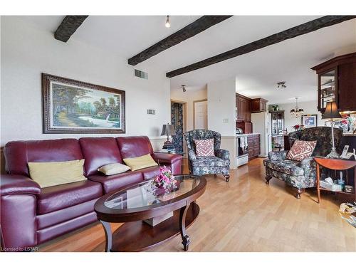 6347 Decker Drive, London, ON - Indoor Photo Showing Living Room