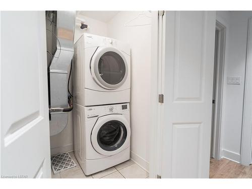 403-320 Sugarcreek Trail, London, ON - Indoor Photo Showing Laundry Room