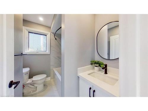 9 Scotchpine Crescent, London, ON - Indoor Photo Showing Bathroom
