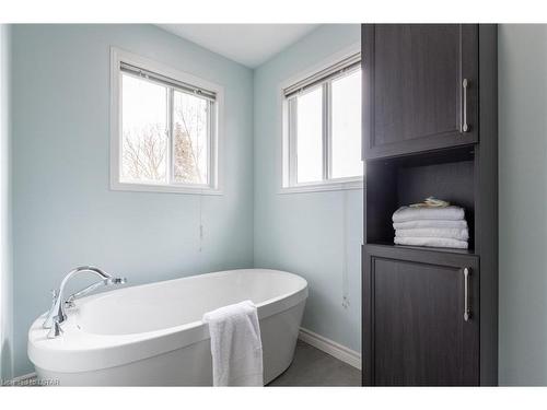511 Inverness Avenue, London, ON - Indoor Photo Showing Bathroom