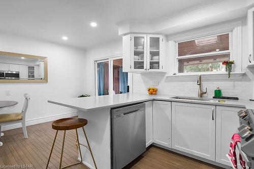 27 Sasha Crescent, London, ON - Indoor Photo Showing Kitchen With Upgraded Kitchen