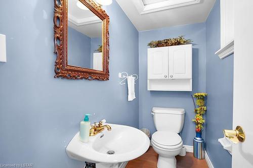 27 Sasha Crescent, London, ON - Indoor Photo Showing Bathroom