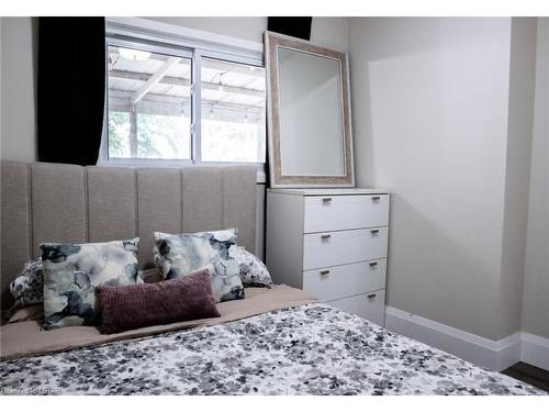 35 Yale Street, London, ON - Indoor Photo Showing Bedroom