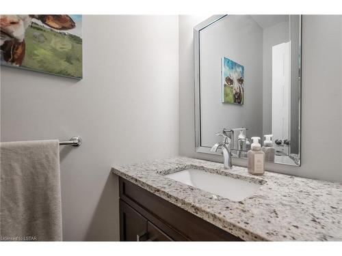 178 Spencer Avenue, Lucan, ON - Indoor Photo Showing Bathroom