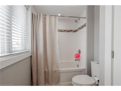 178 Spencer Avenue, Lucan, ON - Indoor Photo Showing Bathroom