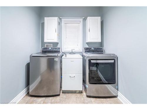 30 Riness Drive, Dorchester, ON - Indoor Photo Showing Laundry Room