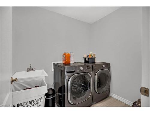 3094 Tokala Trail, London, ON - Indoor Photo Showing Laundry Room