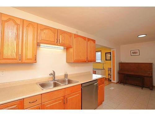 1227 Toukay Crescent, London, ON - Indoor Photo Showing Kitchen With Double Sink