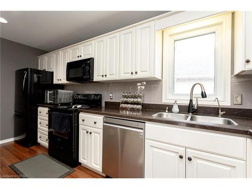 1400 Aspenridge Crescent, London, ON - Indoor Photo Showing Kitchen With Double Sink