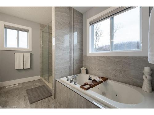 35-1450 North Wenige Drive, London, ON - Indoor Photo Showing Bathroom
