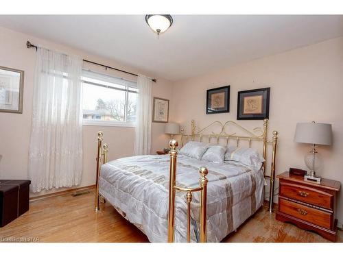 347 Burlington Crescent, London, ON - Indoor Photo Showing Bedroom