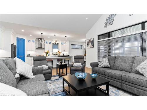 17 Edgeview Crescent, Komoka, ON - Indoor Photo Showing Living Room
