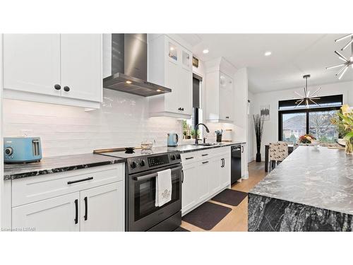 17 Edgeview Crescent, Komoka, ON - Indoor Photo Showing Kitchen With Upgraded Kitchen