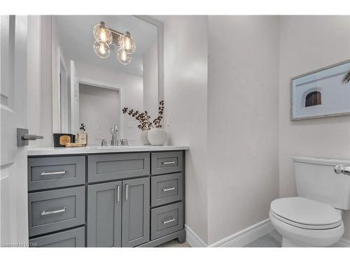 14 Scottsdale Street, London, ON - Indoor Photo Showing Bathroom