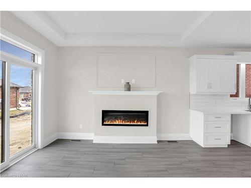 4 Bouw Place, Dutton, ON - Indoor Photo Showing Living Room With Fireplace