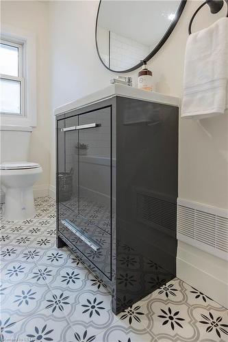 40 Logan Avenue, London, ON - Indoor Photo Showing Bathroom