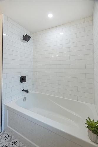 40 Logan Avenue, London, ON - Indoor Photo Showing Bathroom