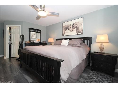10160 Edmonds Boulevard, Grand Bend, ON - Indoor Photo Showing Bedroom