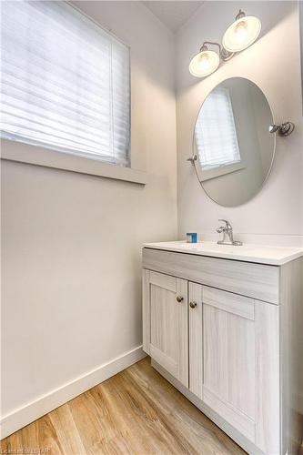 385 Mitton Street S, Sarnia, ON - Indoor Photo Showing Bathroom