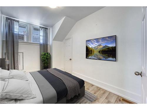 385 Mitton Street S, Sarnia, ON - Indoor Photo Showing Bedroom