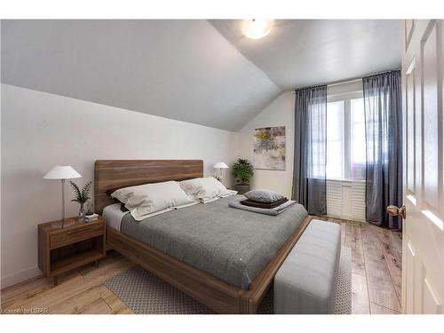 385 Mitton Street S, Sarnia, ON - Indoor Photo Showing Bedroom