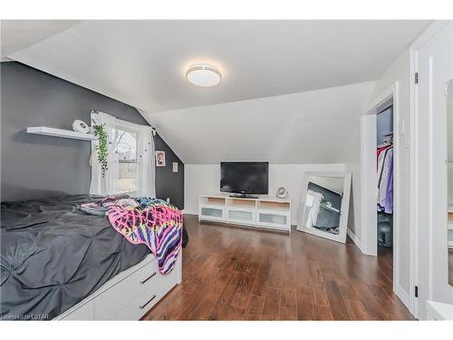 136 Woolwich Street, Kitchener, ON - Indoor Photo Showing Bedroom