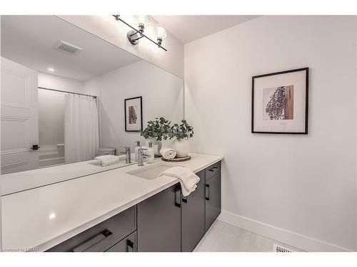 2318 Wickerson Road, London, ON - Indoor Photo Showing Bathroom