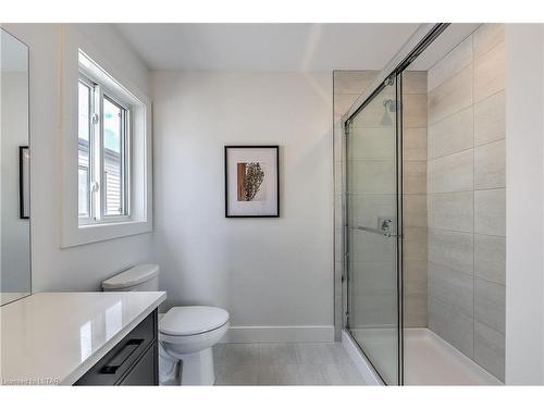 2318 Wickerson Road, London, ON - Indoor Photo Showing Bathroom