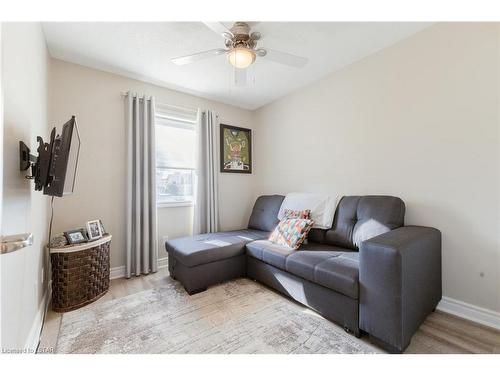 16-40 Ontario Street S, Grand Bend, ON - Indoor Photo Showing Living Room