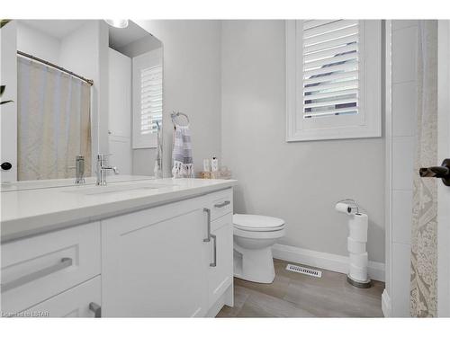 69 Foxborough Place, Thorndale, ON - Indoor Photo Showing Bathroom