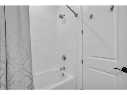 69 Foxborough Place, Thorndale, ON - Indoor Photo Showing Bathroom