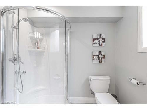 4657 Lakeside Street, Plympton-Wyoming, ON - Indoor Photo Showing Bathroom
