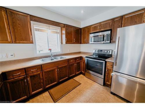 1108 Foxhunt Road, London, ON - Indoor Photo Showing Kitchen With Double Sink
