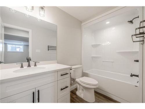 478 Kip Lane, Wyoming, ON - Indoor Photo Showing Bathroom