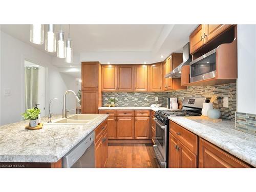 38 Glenwood Avenue, London, ON - Indoor Photo Showing Kitchen With Double Sink With Upgraded Kitchen