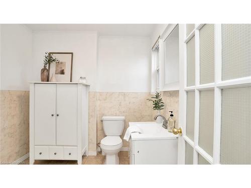 38 Glenwood Avenue, London, ON - Indoor Photo Showing Bathroom
