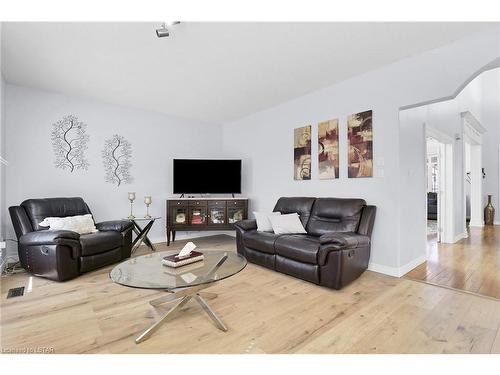 742 Guildwood Boulevard, London, ON - Indoor Photo Showing Living Room