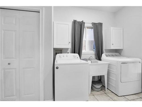 742 Guildwood Boulevard, London, ON - Indoor Photo Showing Laundry Room