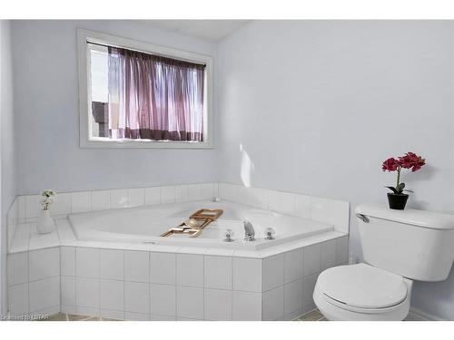 742 Guildwood Boulevard, London, ON - Indoor Photo Showing Bathroom