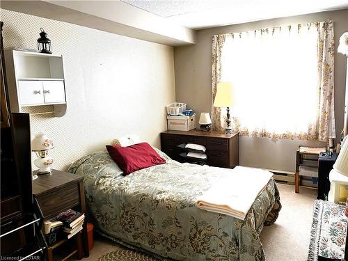 403-31 Victoria Street, Strathroy, ON - Indoor Photo Showing Bedroom