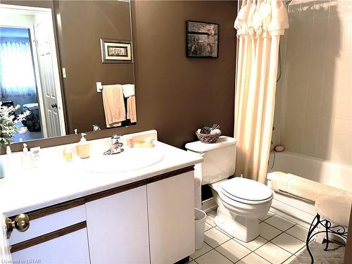 403-31 Victoria Street, Strathroy, ON - Indoor Photo Showing Bathroom