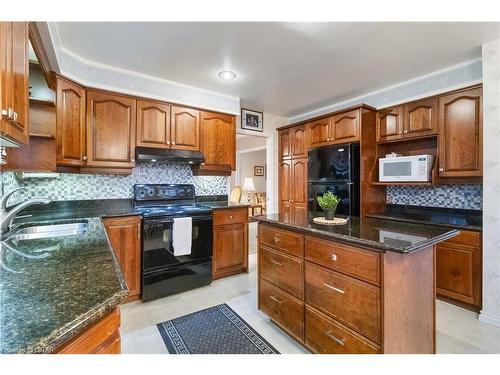 916 Farnham Road, London, ON - Indoor Photo Showing Kitchen With Double Sink