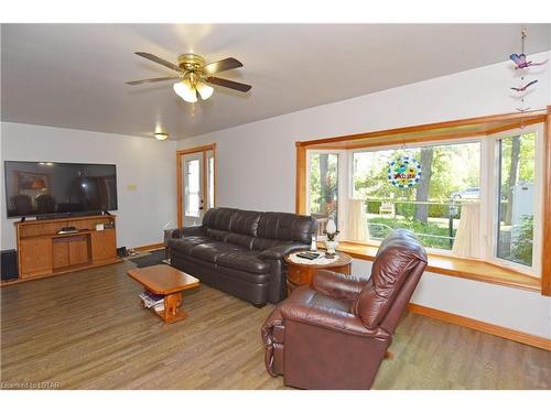 9685 Army Camp Road, Lambton Shores, ON - Indoor Photo Showing Living Room