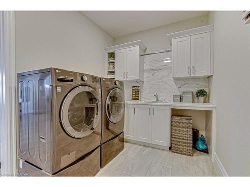393 Warner Terrace, London, ON - Indoor Photo Showing Laundry Room