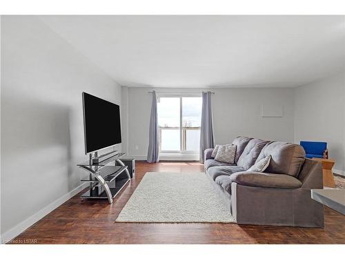 704-563 Mornington Avenue, London, ON - Indoor Photo Showing Living Room
