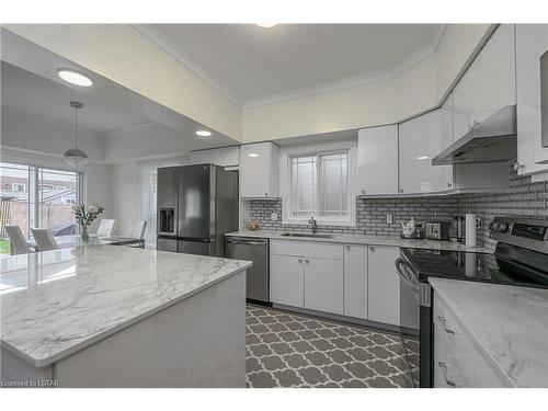 1389 Pleasantview Drive, London, ON - Indoor Photo Showing Kitchen With Upgraded Kitchen